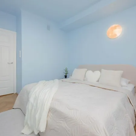 Cozy With Place For Remote Work Close To The Center By Renters