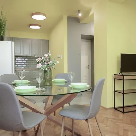 Cozy With Place For Remote Work Close To The Center By Renters