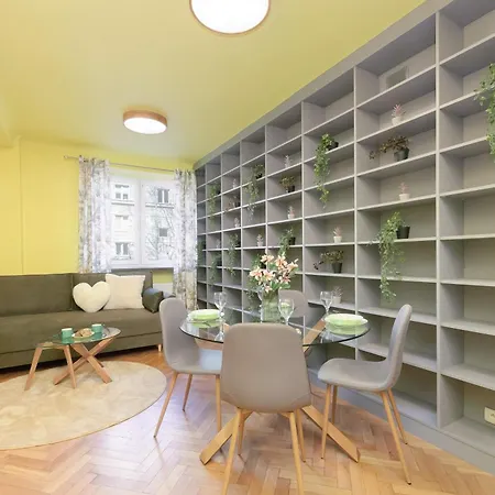 Cozy With Place For Remote Work Close To The Center By Renters