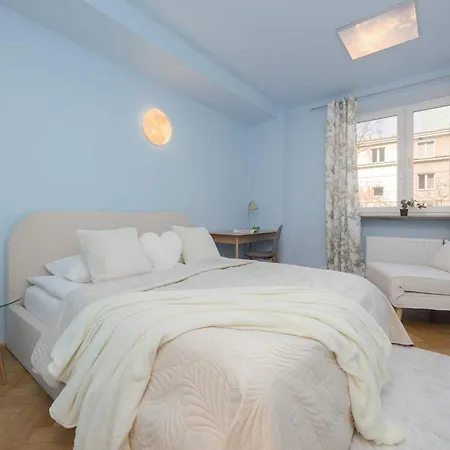 Cozy With Place For Remote Work Close To The Center By Renters